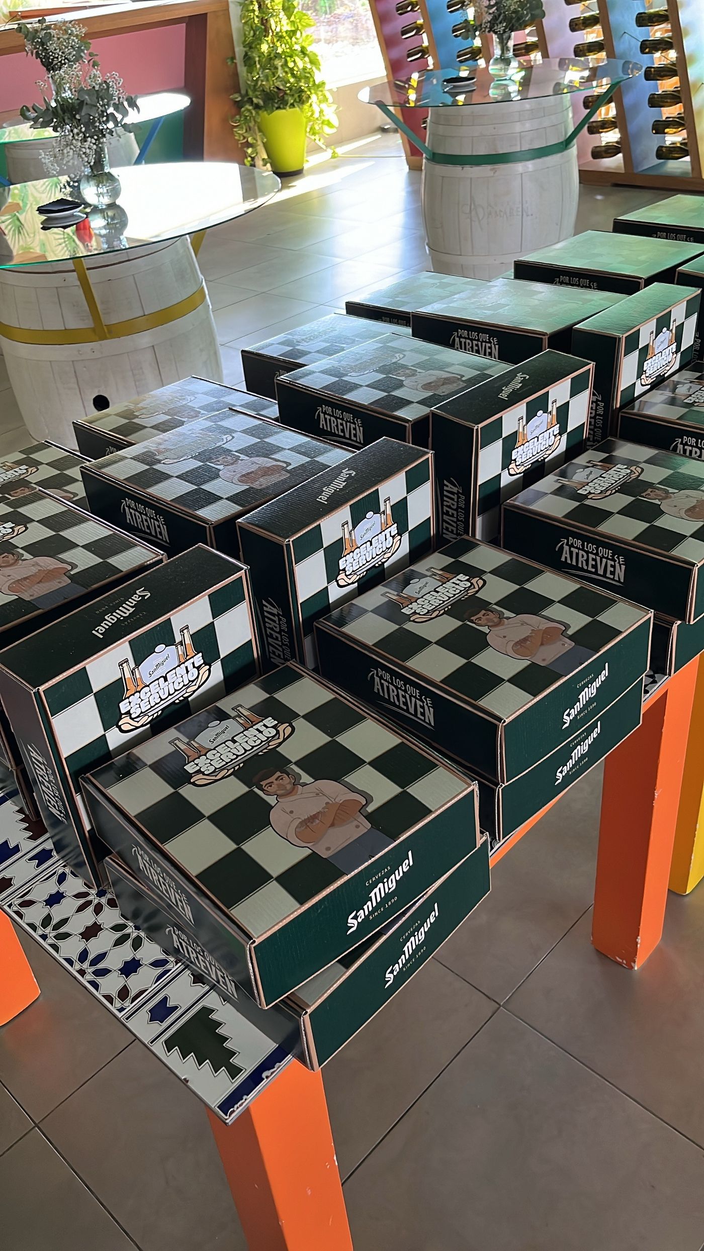 A picture of a table full of <i>Excelente Servicio</i> merchandise