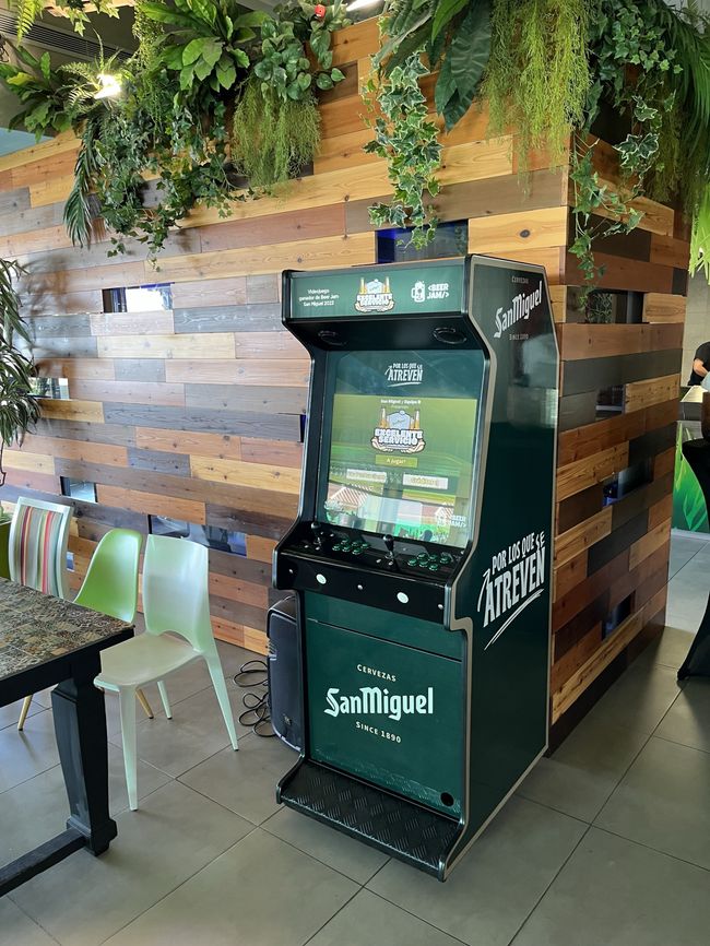 A picture of the arcade cabinet that was assembled to play <i>Excelente Servicio</i> A picture of the arcade cabinet that was assembled to play <i>Excelente Servicio</i>